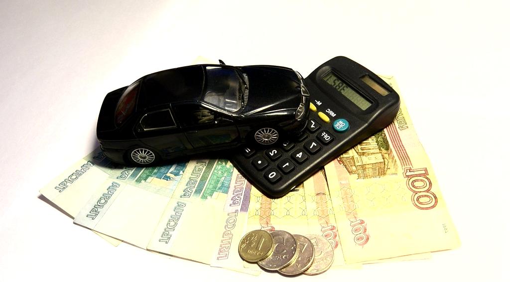 Kalkulator kredytowy i dokumenty finansowe na biurku