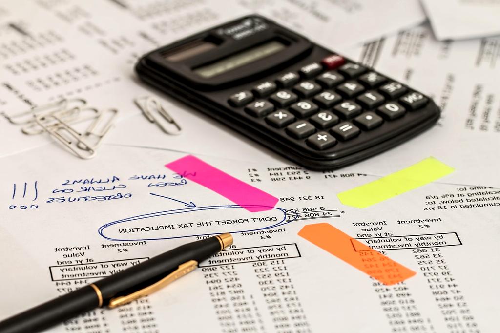 Dokumenty finansowe i kalkulator