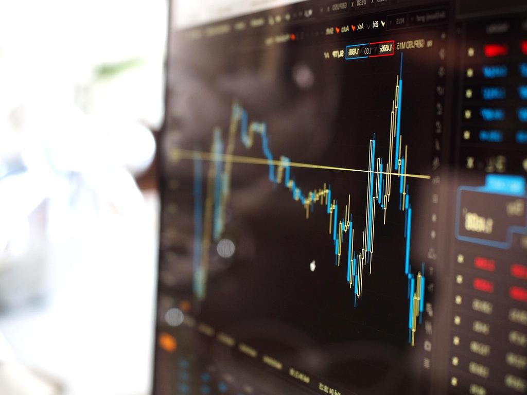 Doradca finansowy podczas konsultacji z klientem w biurze w Łodzi